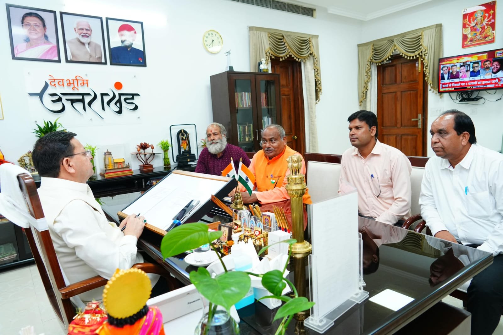 स्वतंत्रता सेनानी परिवारों की समस्याओं का त्वरित समाधान करने के लिए मुख्यमंत्री ने अधिकारियों को दिए निर्देश- जितेन्द्र रघुवंशी