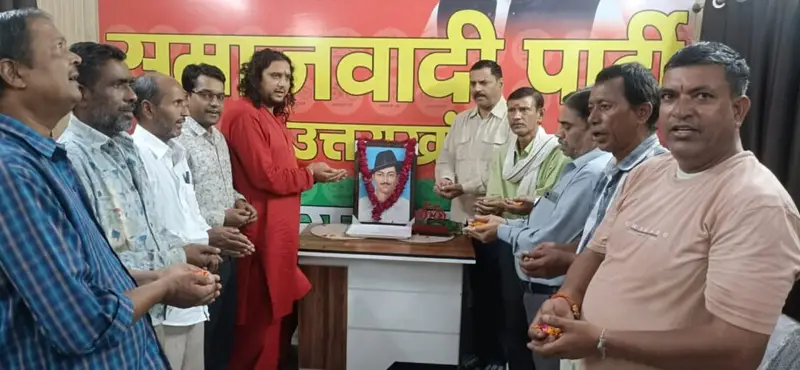 सपा कार्यकर्ताओं ने शहीद-ए-आजम भगत सिंह को उनकी जयंती पर अर्पित की श्रद्धांजलि