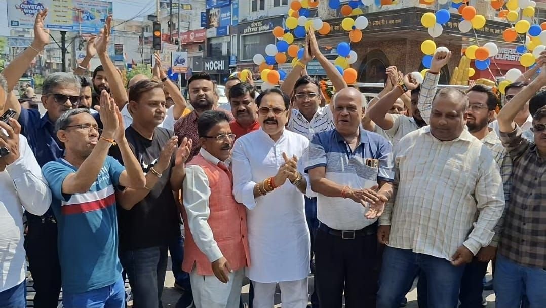 जीएसटी विभाग की छापेमारी के विरोध में व्यापारियों ने किया प्रदर्शन